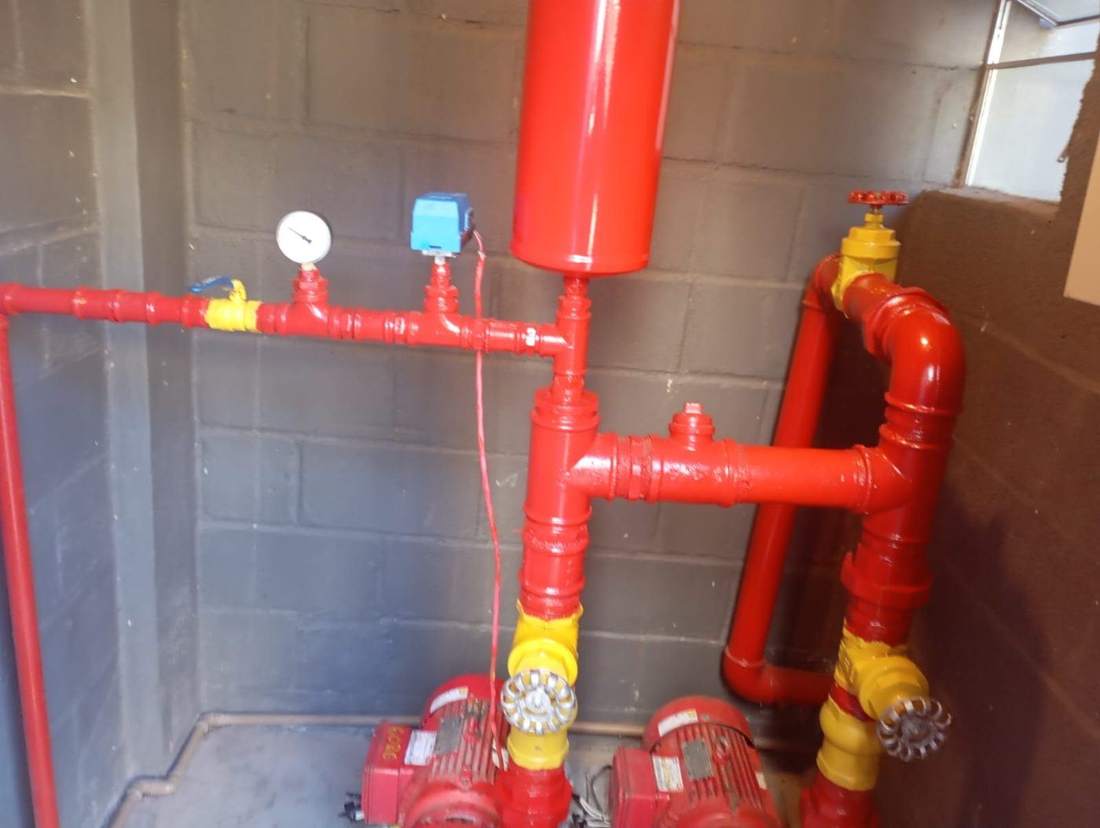 Casa de bombas com bomba elétrica, motor diesel e painel de comando