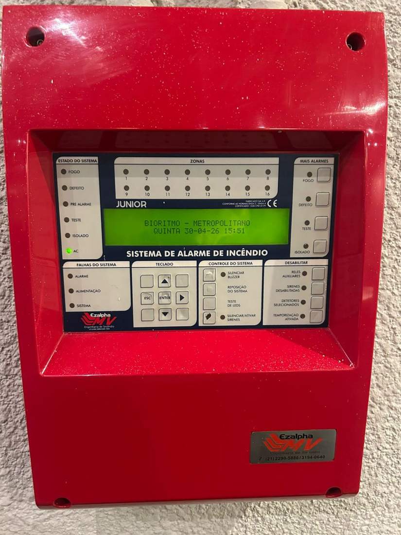 Central de alarme de incêndio e detector de fumaça no teto
