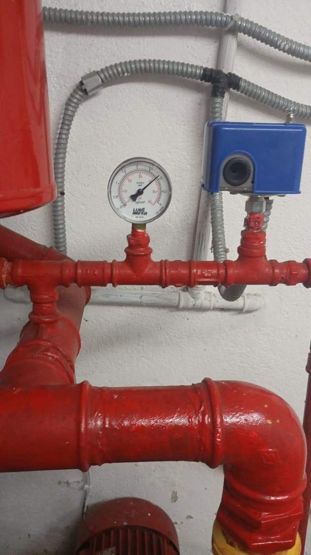 Manômetro marcando pressão de trabalho após o serviço
