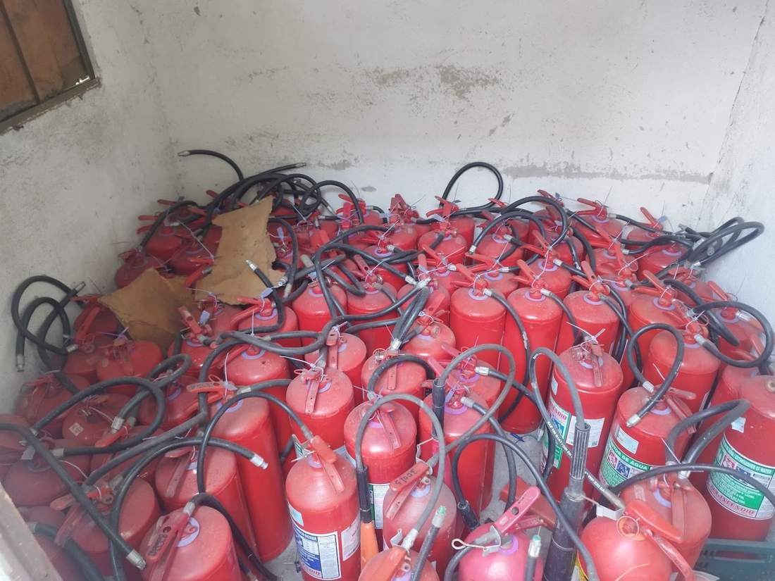 Extintores recolhidos para manutenção e extintor instalado na parede