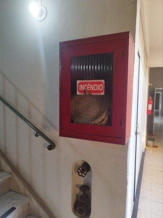 Abrigo de hidrante em escada de emergência