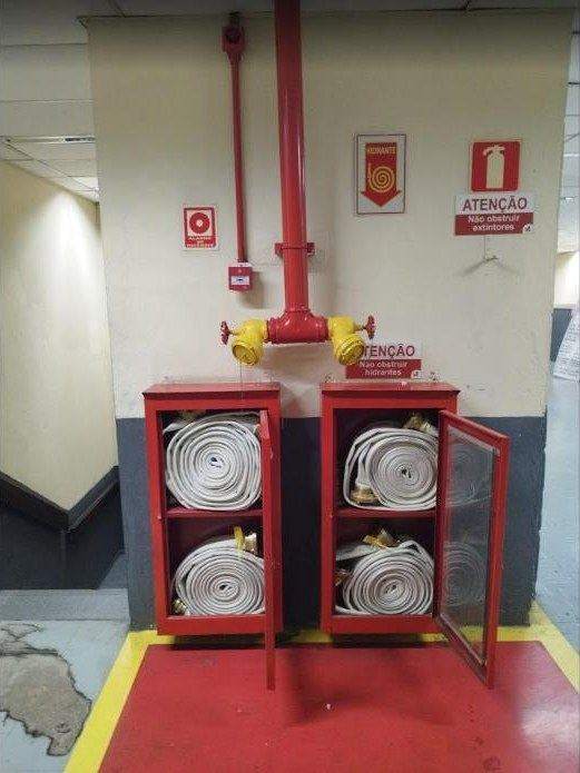 Hidrante duplo com abrigos, mangueiras e sinalização