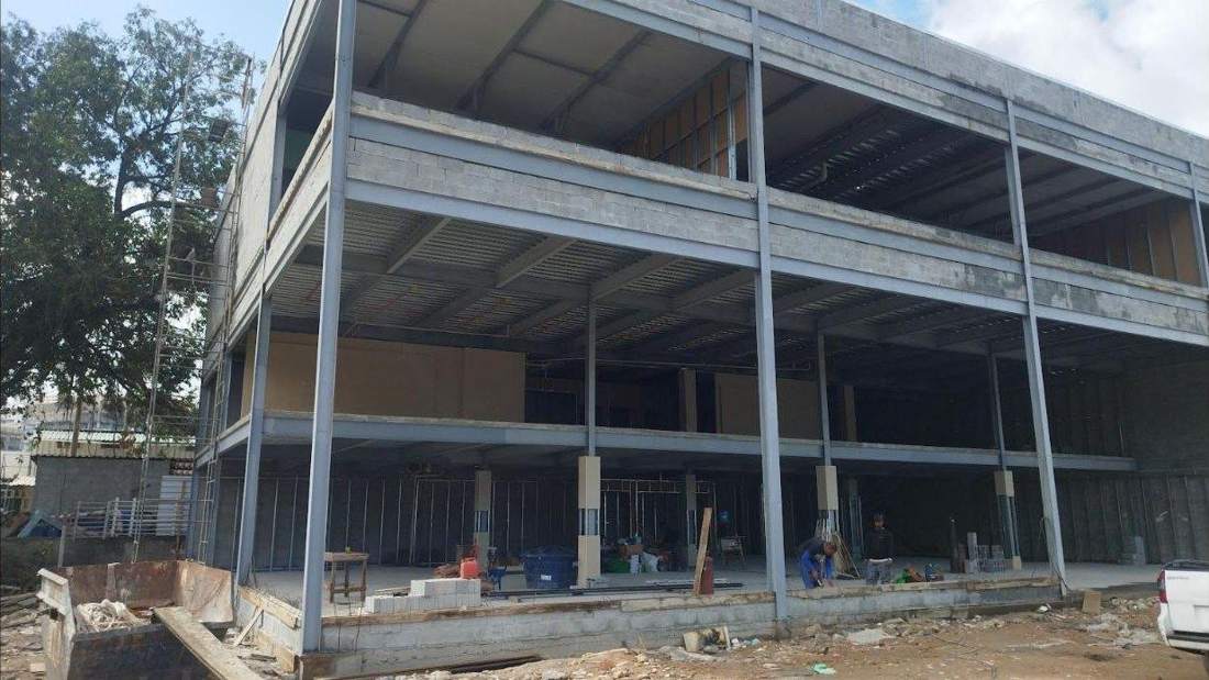 Obra em estrutura metálica em andamento