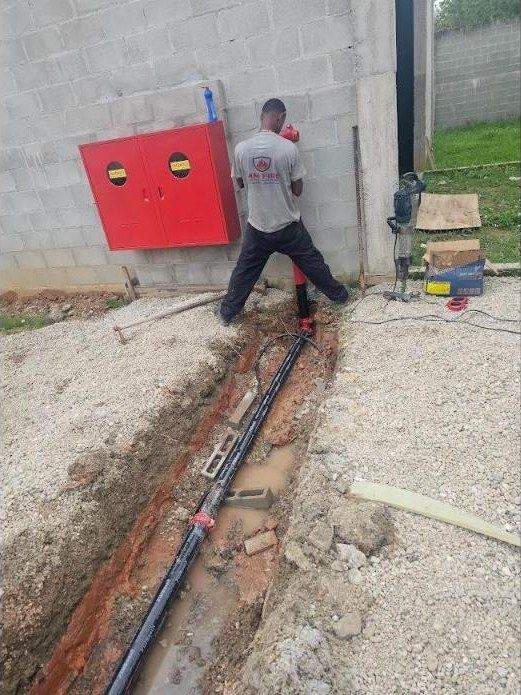 Técnico instalando hidrante com rede enterrada