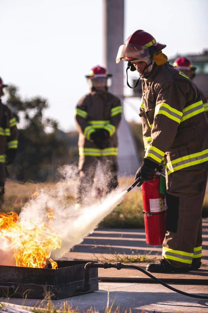 Treinamento prático de combate a princípio de incêndio com extintor
