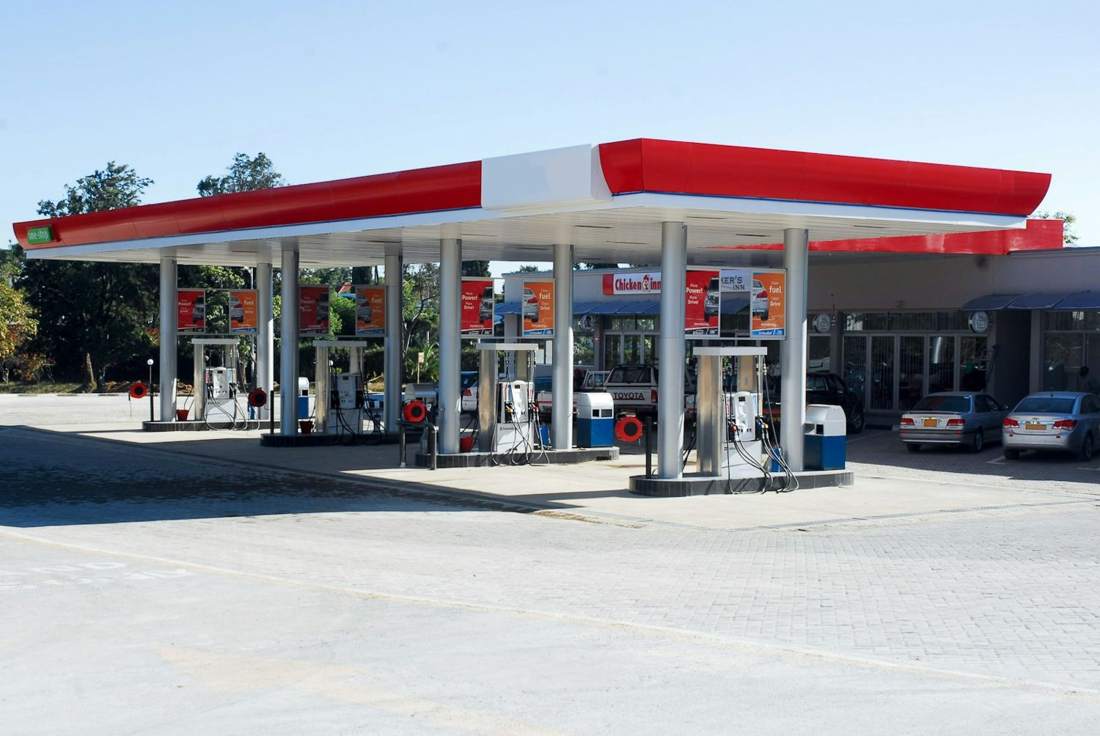 Posto de combustíveis com bombas de abastecimento