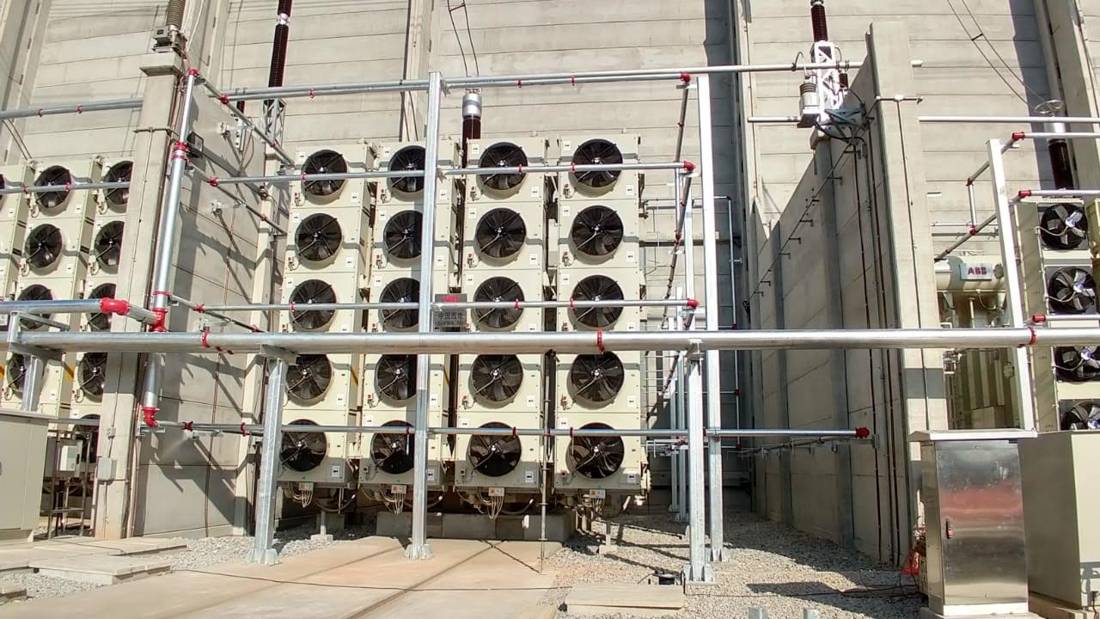 Vista ampla da tubulação galvanizada em subestação elétrica