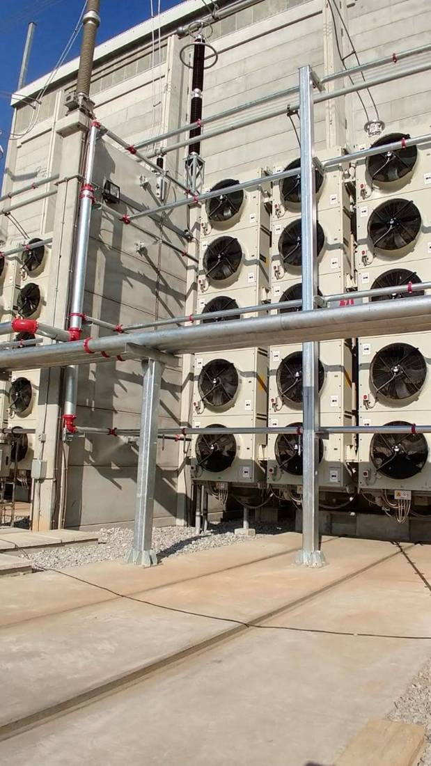 Rede de tubulação galvanizada em subestação elétrica