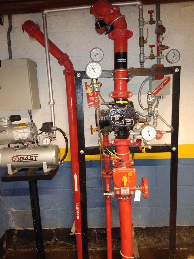 Casa de máquinas do sistema de sprinklers de pré-ação com compressor e válvulas