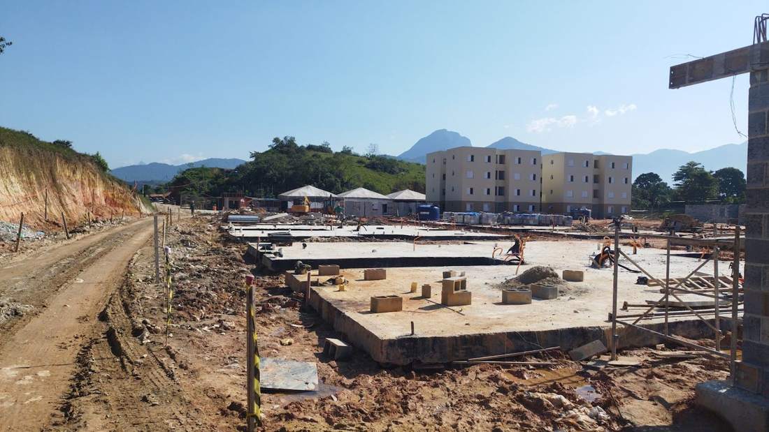 Obra em terreno amplo com condomínio ao fundo