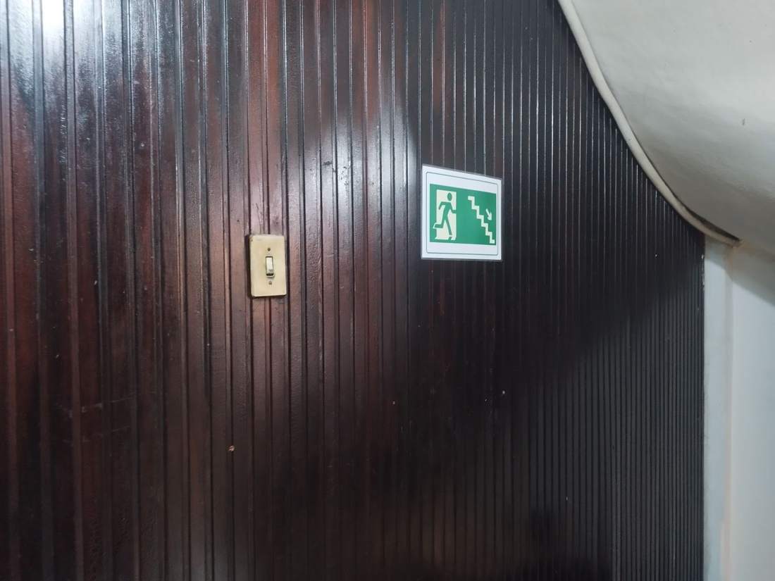 Placa fotoluminescente de saída de emergência